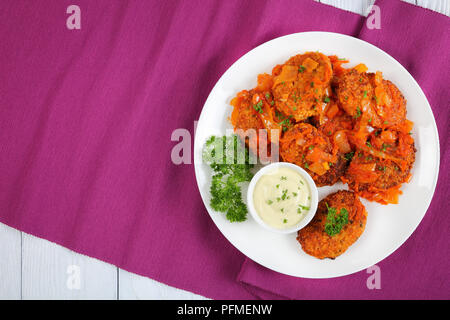 Lecker couscous Fischfrikadellen mit Zwiebel, Möhren und Tomaten auf Platte mit Sauce serviert, im marokkanischen Stil, Ansicht von oben Stockfoto