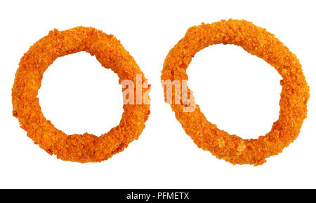 Golden knusprig paniert zerschlagen zwei zwiebelringe auf weißem Hintergrund, Ansicht von oben, close-up Stockfoto