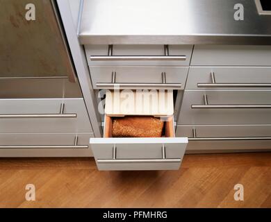 Ausgestattet Brot-bin Schublade in Küche, hohe Betrachtungswinkel Stockfoto