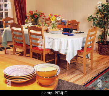 Tisch für Mahlzeiten im Speisesaal Stockfoto