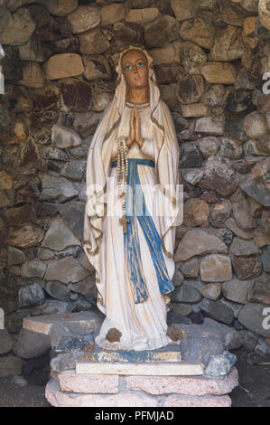 USA, Kalifornien, Solvang, Mission Santa Ines, Statue der Madonna, die Hände gefaltet im Gebet. Stockfoto