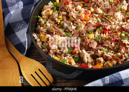 Von Rind- und langkörnigem Reis mit Gemüse, Maiskörner, gewürzen bestreut mit Frühlingszwiebeln in gusseisernen Pfanne, einfaches und schnelles Rezept, Aussicht f Stockfoto