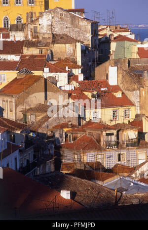 Portugal, Lissabon, Alfama, Blick über die Dächer von Miradouro de Santa Luzia Stockfoto