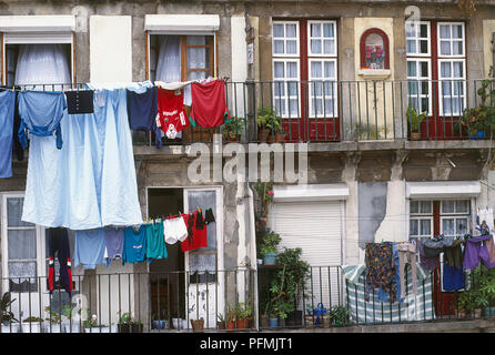 Portugal, Porto, Barredo, Waschmaschine hängen von Linien auf dem Balkon der alten Häuser Stockfoto