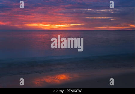 Dramatischer Sonnenaufgang am Strand, Insel Pulau Weh, Provinz Aceh, Sumatra, Indonesien Stockfoto