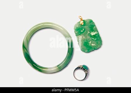 Jade ring, Jade Armband und Jade Anhänger Stockfoto