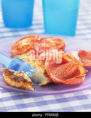 Kartoffel Kuchen serviert mit gegrilltem Speck auf Kunststoff Platte, in der Nähe Stockfoto