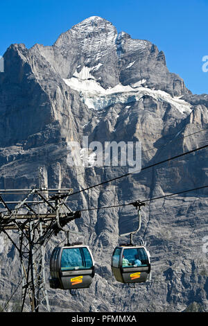 Kabine der Seilbahn Grindelwald-First vor dem Wetterhorn, Grindelwald, Berner Oberland, Schweiz Stockfoto