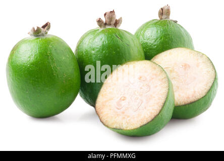 Tropische Früchte feijoa auf weißem Hintergrund Stockfoto