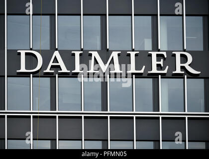 Schriftzug auf der Fassade, für Daimler AG, Untertürkheim, Stuttgart, Baden-Württemberg, Deutschland Stockfoto