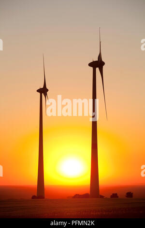 Silhouetten der Windräder im Sonnenuntergang, Paderborn, Ostwestfalen, Naturpark Teutoburger Wald/Eggegebirge Stockfoto