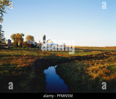 Blick vom malerischen US Route 20, Nordwesten durch Illinois mit landwirtschaftlichen Gebäuden im Hintergrund. Stockfoto