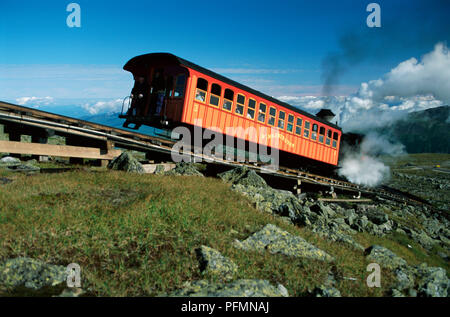 Dampfzug bis Reisen die cog-Anschluss zur Spitze des Mount Washington Cog Railroad, berechnet als "Amerikas älteste touristische Attraktion". Stockfoto