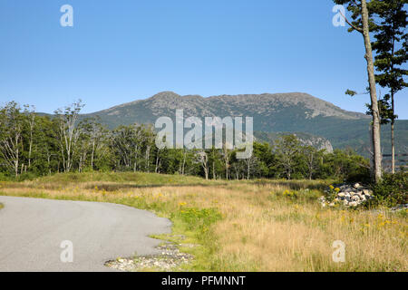 Franconia Ridge und Eagle Cliff (Mitte) von Cannon Mountain Parkplatz in Franken, New Hampshire während der Sommermonate. Der Appalachian Trail Stockfoto