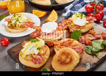 Eier Benedikt - geröstete Englische Muffins, gebratenen Speck, pochierte Eier und klassischen buttrige Sauce Hollandaise mit fein gehackten Schnittlauch bestreut s Stockfoto