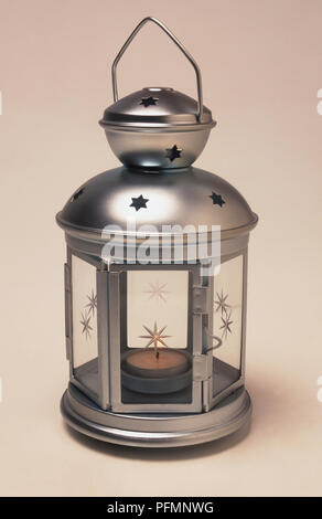 Silber Laterne mit Teelicht Kerze, Glasscheiben mit Sternen verziert. Stockfoto