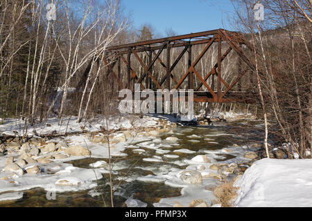 Crawford Notch State Park - die Eiserne Brücke entlang der Maine Central Railroad in den White Mountains, New Hampshire USA. Stockfoto