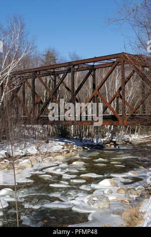 Crawford Notch State Park - die Eiserne Brücke entlang der Maine Central Railroad in den White Mountains, New Hampshire USA. Stockfoto