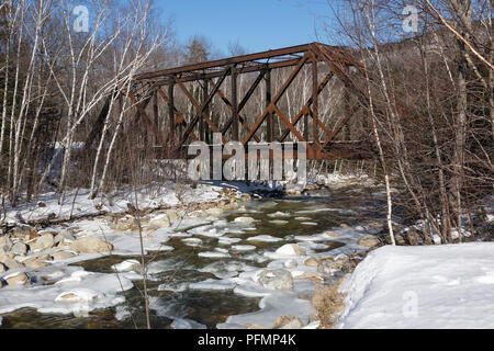 Crawford Notch State Park - die Eiserne Brücke entlang der Maine Central Railroad in den White Mountains, New Hampshire USA. Stockfoto