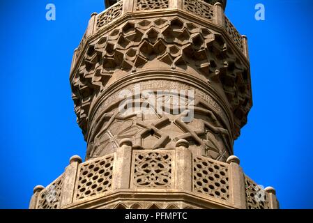 Ägypten, Kairo, Al-Qarafah, Mamluk Schnitzereien auf das Minarett der Moschee Qaitbey Stockfoto