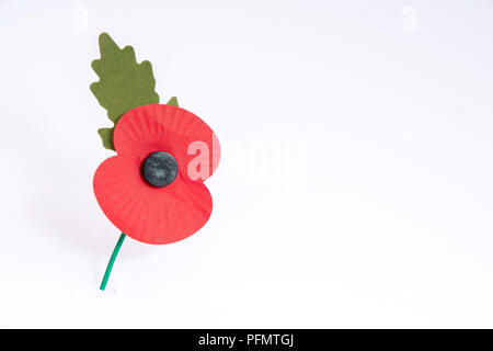 Papier red poppy verwendet Erinnerung Sonntag mit Copyspace symbolisieren Stockfoto