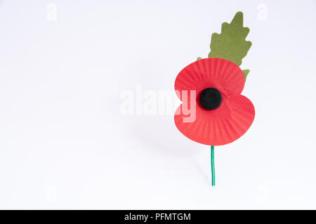 Papier red poppy verwendet Erinnerung Sonntag mit Copyspace symbolisieren Stockfoto