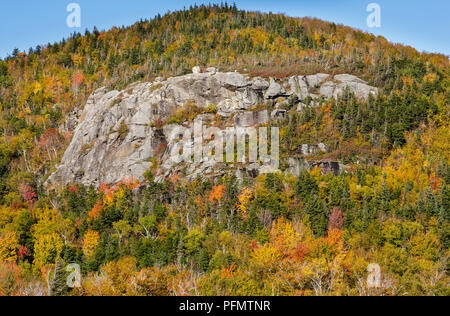 Künstler Bluff in Franken, New Hampshire während der Herbstmonate. Im nördlichen Teil der Franconia Notch State Park, diesem Felsvorsprung Stockfoto