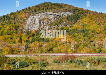 Künstler Bluff in Franken, New Hampshire während der Herbstmonate. Im nördlichen Teil der Franconia Notch State Park, diesem Felsvorsprung Stockfoto