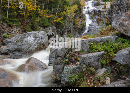 Silver Cascade in der Hart-Lage, New Hampshire während der Herbstmonate. Dieser Wasserfall ist am Straßenrand entlang der Route 302 im Crawford Notch State Park, ein Stockfoto