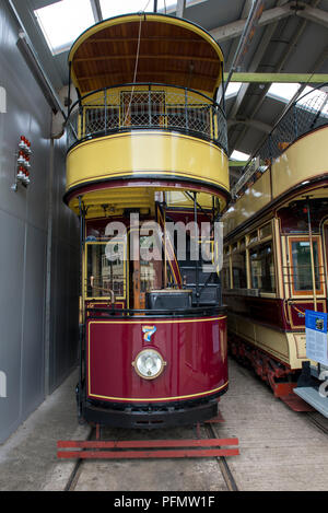 Die Exponate sind in der Straßenbahn Schuppen gelagert und einige warten auf ihre wiederum für die Verwendung innerhalb von crich Straßenbahn Dorf, Derbyshire Stockfoto