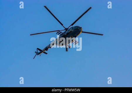 Kiew, Ukraine - August 20, ukrainische Luftwaffe Hubschrauber MI-8 über Kiew fliegen während der Vorbereitung für die bevorstehenden feiern Tag der Unabhängigkeit der Ukrai Stockfoto