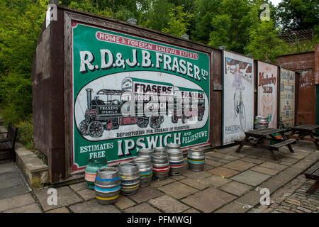 Altmodische Werbung neben dem Red Lion Pub an crich Straßenbahn Dorf Debyshire 19/08/2018 Stockfoto