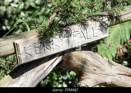 Nahaufnahme einer Holzbank in der Erinnerung an eine unbekannte Dame oder Frau durch den Namen von Kerry erstellt. Stockfoto