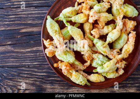 Frische Zucchini Blumen war gefüllt mit Ricotta, Parmesan, Sardellen und tief in Tempura batter Fried, italienische Küche, horizontale Ansicht von oben, Cl Stockfoto