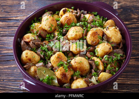 Pan-Fried neue Kartoffeln mit Pilzen, Ansicht von oben, close-up Stockfoto