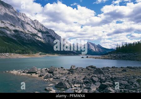 Kanada, Jasper National Park, Medizin See, der See in der kanadischen Rocky Mountain Landschaft Stockfoto