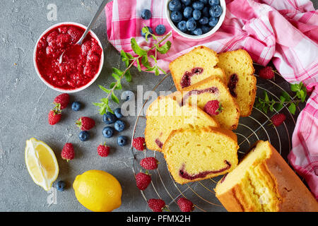 Frisch gebackene Zitrone Pound Cake mit Beeren marmelade Füllung auch als Torte de voyage Kuchen in Scheiben geschnitten, französische Küche bekannt, Ansicht von oben, Nahaufnahme, Stockfoto