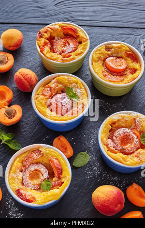 Französische Sommer dessert Gebackene Aprikosen clafoutis Stockfoto