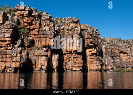 Australien, Westaustralien, Kimberley Küste, Koolama Bay. Typische Red Rock Reflexionen entlang des King George River. Sternzeichen mit Abenteuer Touristen. Stockfoto