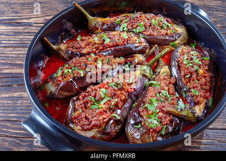 Karniyarik Gefüllte Auberginen Auberginen mit Hackfleisch und Gemüse überbacken mit Tomatensauce in einer Auflaufform, türkische Küche, horizontale Ansicht Stockfoto