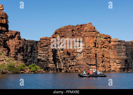 Australien, Westaustralien, Kimberley Küste, Koolama Bay, King George River, King George Wasserfällen. Abenteuer Touristen erkunden König George fällt Stockfoto