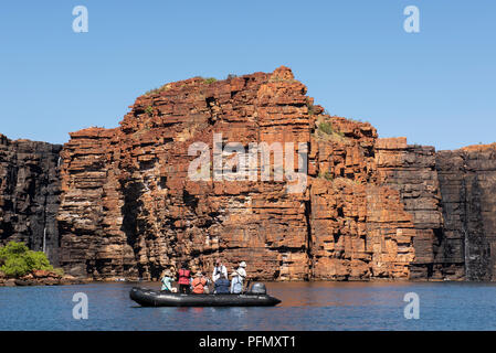 Australien, Westaustralien, Kimberley Küste, Koolama Bay, King George River, King George Wasserfällen. Abenteuer Touristen erkunden König George fällt Stockfoto