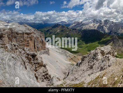 Blick vom Sass Pordoi in Richtung Belvedere Skigebiet in den italienischen Dolomiten im Sommer Stockfoto