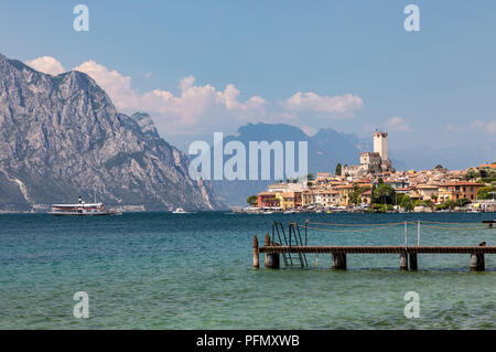 Fähre nähert sich Malcesine am Gardasee Stockfoto