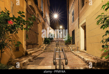 Die alte Treppe im historischen Viertel Panier von Marseille in Südfrankreich am Abend. Stockfoto