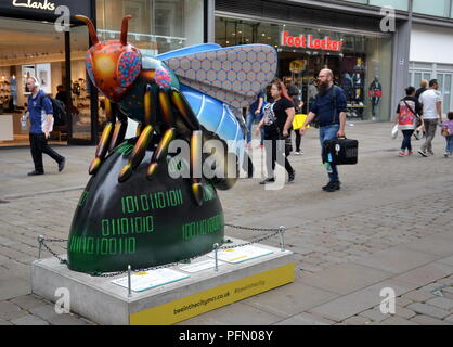 Menschen in Manchester das "Biene in der Stadt kostenlos, Familie erkunden - Spaß Trail. Über 100 Bienen sind in der Spur, der 23. September. Stockfoto