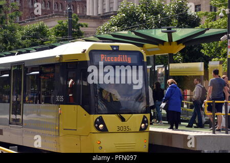 Metrolink Tram, Ziel der Piccadilly Station, an der Straßenbahnhaltestelle St. Peter's Square, Manchester, England, Großbritannien Stockfoto