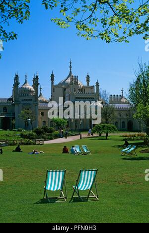 England, Sussex, Brighton, Royal Pavilion, Besucher auf dem Gelände der ehemaligen königlichen Residenz sitzen Stockfoto