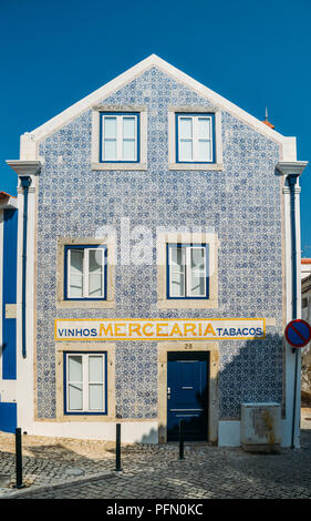 Cascais, Portugal, 21. August 2018: Blaue portugiesischen Stil Azulejo Kacheln auf ein altes Haus in Cascais, Portugal. Stockfoto
