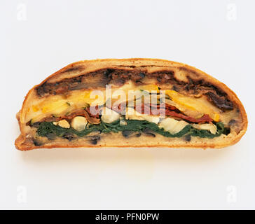 Selbstgebackenes Brot gefüllt mit Zucchini, Auberginen, Fenchel, getrocknete Tomaten, Spinat, geschmolzenen Mozzarella, close-up Stockfoto